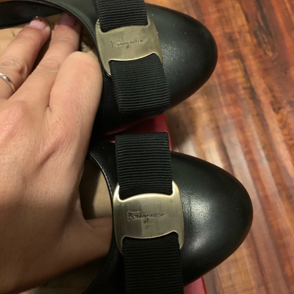 COPY - Salvatore Ferragamo Vara Flats black - Picture 2 of 8